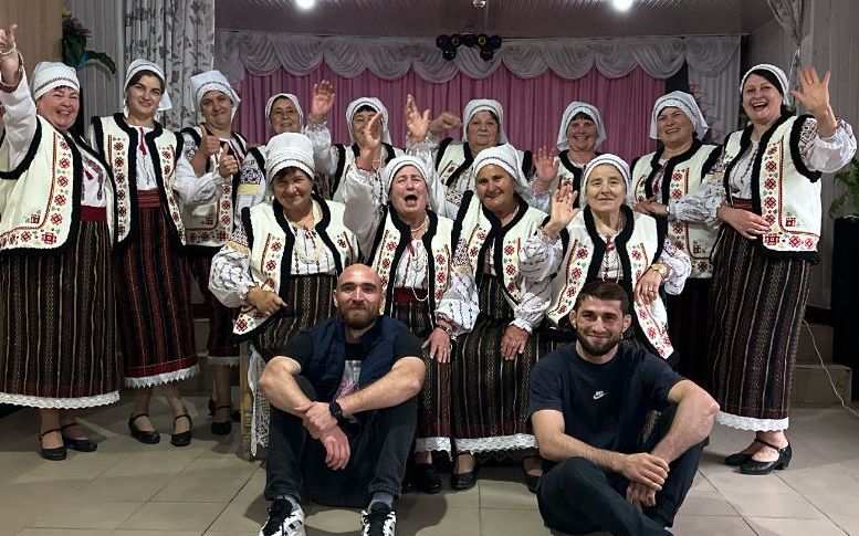 S-a lansat videoclipul piesei &bdquo;Dă-mă mamă după Iura&rdquo;, care a devenit virală pe TikTok. &bdquo;M-am uitat de 5 ori la r&acirc;nd cu z&acirc;mbetul pe buze. Foarte fain!&rdquo;